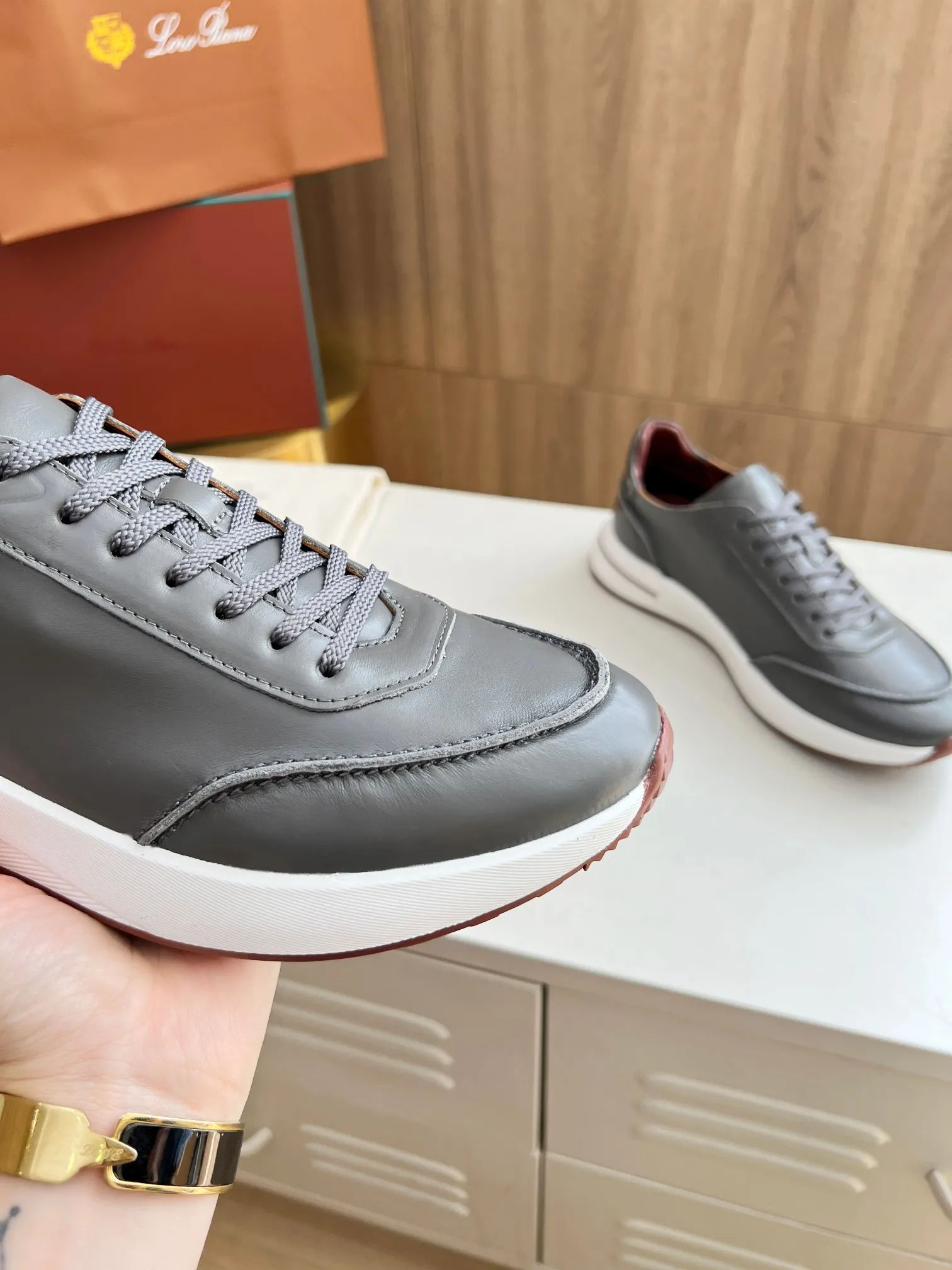 Men's Men's Shoes 💰620 👑Loro Piana* Purchase the original 1:1 copy. Founded the existing Loro Piana company on April 24, 1924. It is now the sixth generation of family business, providing high-quality products to customers who are discerning about taste and quality. Imported calfskin fabrics. The interior is made of imported A-grade water-dyed cow lining. 💝 Focus on top quality, pay for what you pay, and compare the inner details. Original authentic packaging. Code number: 39-45